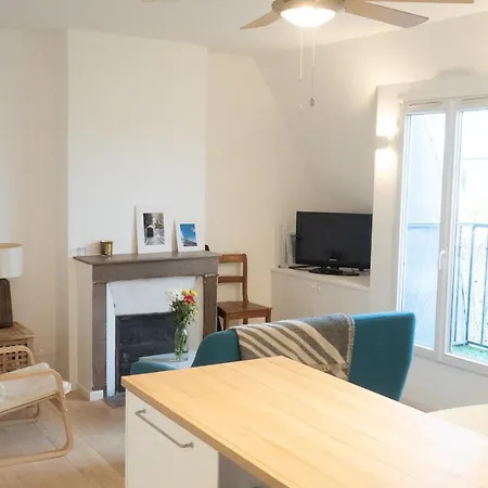 Apartment Design And Bright T2 Balcony Near Montmartre Paris